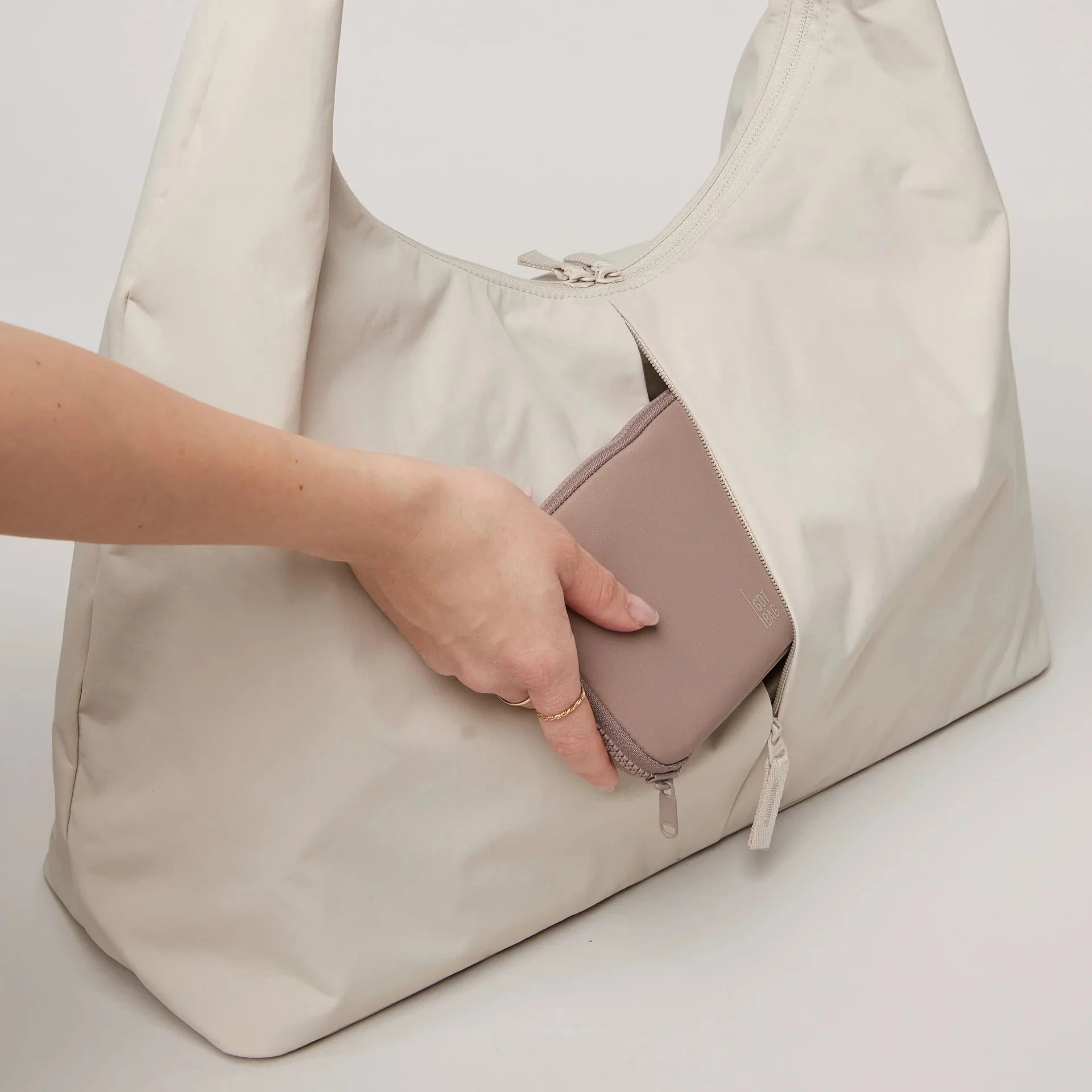GOT BAG T-SHAPE BAG LARGE MONOCHROME - Image 15