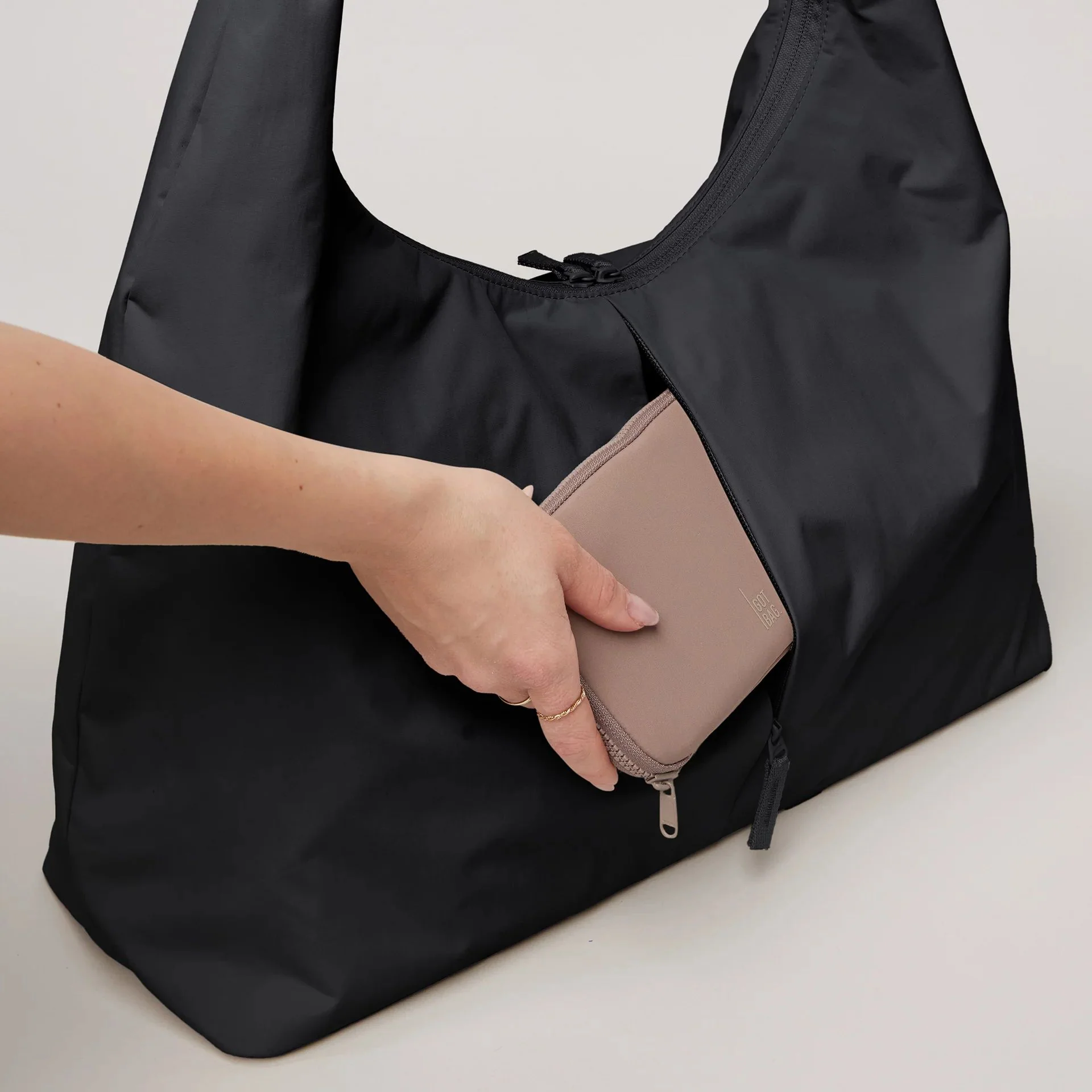 GOT BAG T-SHAPE BAG LARGE MONOCHROME - Image 6