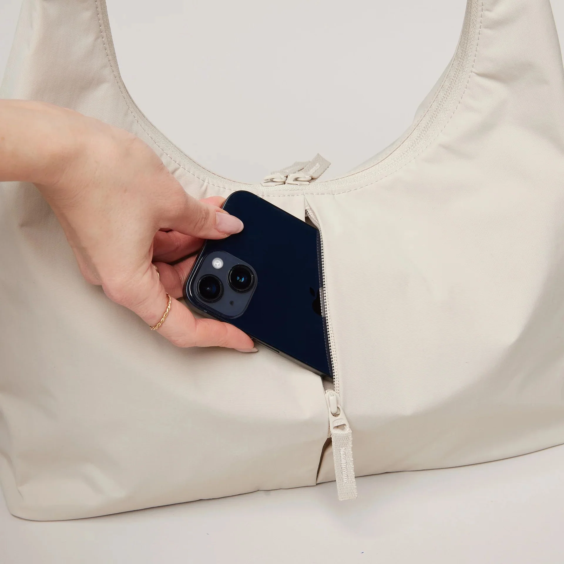GOT BAG T-SHAPE BAG MONOCHROME - Image 15